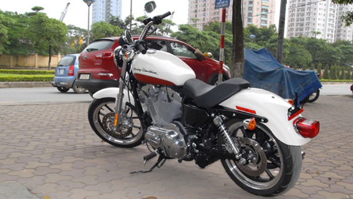 Xe sử dụng bộ mâm đúc 5 chấu kép hình chữ V khỏe khoắn, lốp Michelin đặc biệt được sản xuất riêng cho Harley Davidson kích thước bánh trước 120/70ZR18, bánh sau 150/60ZR17.